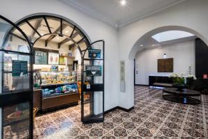 una tienda con un arco y una mesa en una habitación en AR 218 Hotel by ULIV, en Ciudad de México