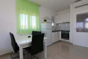 Kuchyň nebo kuchyňský kout v ubytování Villa Tamarut