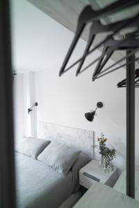 a bedroom with a bed and a table with flowers at Mabi l'atelier in Vitoria-Gasteiz