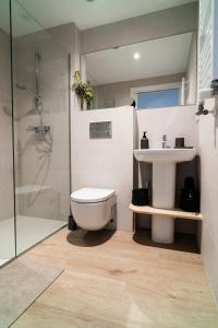 a bathroom with a toilet and a sink and a shower at Mabi l'atelier in Vitoria-Gasteiz