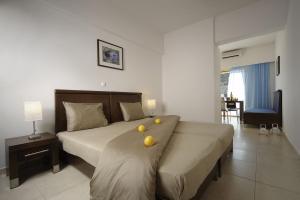 Un pat sau paturi într-o cameră la Glaros Hotel Apartment