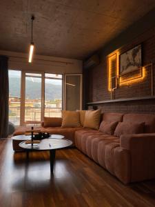 sala de estar con sofá y mesa en The Grey Apartments, en Volos