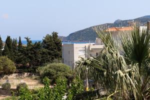 vistas desde el jardín de un edificio en Blue Avra Apartment by A&D Properties, en Porto Rafti