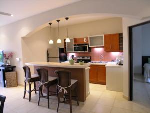 an open kitchen with a table and chairs at Condominos Las Ventanas in Paraíso