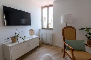 En tv och/eller ett underhållningssystem på APPARTEMENT DUPLEX SAUMUR CENTRE, refait à neuf, à proximité du château