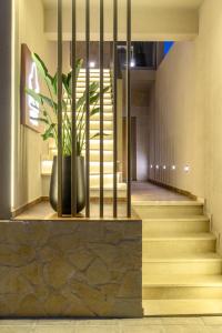 eine Treppe in einem Gebäude mit Topfpflanze in der Unterkunft Casbah Boutique Hotel in Palaiochóra