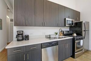 Dapur atau dapur kecil di Calm & Minimalist 1BR Apartment - Lake 204