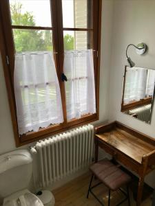 bagno con finestra, scrivania e radiatore di Il était une fois a Saint-Yrieix-la-Perche