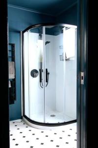 マタマタにあるHOH - Hazel's Boudoirのタイルフロアのバスルーム(ガラス張りのシャワー付)