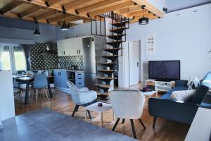 卡瓦拉Pegasus' Glory House的客厅设有蓝色的沙发和螺旋楼梯。