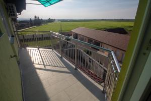 einen Balkon mit Blick auf ein grünes Feld in der Unterkunft Motel Atos in Laktaši
