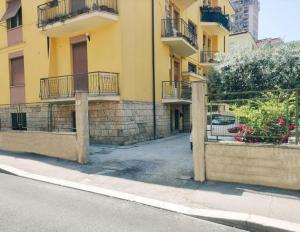 an empty street in front of a yellow building at A casa di Alma in Terni