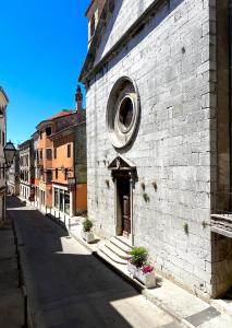 Budova, kde se apartmán nachází + 6 fotografií