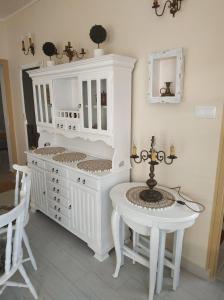 una cabaña blanca y una mesa en una habitación en Wagner Apartman Tata, en Tata