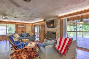 Televisor o centre d'entreteniment de Charming Abode with Dock on the Suwannee River