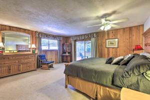 Llit o llits en una habitació de Charming Abode with Dock on the Suwannee River