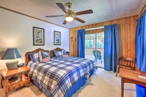 Llit o llits en una habitació de Charming Abode with Dock on the Suwannee River