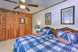 Llit o llits en una habitació de Charming Abode with Dock on the Suwannee River