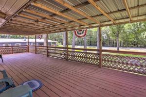 Balcó o terrassa a Charming Abode with Dock on the Suwannee River