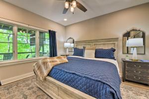 Tempat tidur dalam kamar di Stunning Cashiers Home with Deck and Outdoor Fireplace