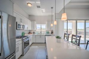 une cuisine avec des placards blancs et un comptoir blanc dans l'établissement Upper Valley El Paso Home with Hiking Access On-Site, à Santa Teresa