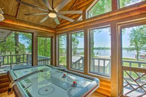 um quarto com uma mesa de bilhar num quarto com janelas em Waterfront Yantis Retreat with Deck and Zipline! em Yantis