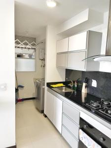 Dapur atau dapur kecil di Exclusive and Comfortable Apartment in the Best Area of Pereira By Parceros Group