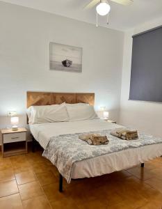 une chambre avec un lit avec deux sacs dessus dans l'établissement PUSHE Playa Velilla Beach&Tradition, à Almuñécar