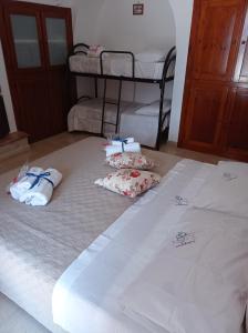 twee bedden in een kamer met handdoeken op de vloer bij Trullo Girolamo in Alberobello