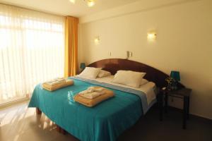 a bedroom with a bed with two towels on it at Mar Azul in Paracas