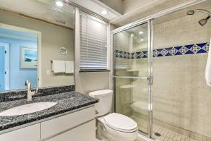 Koupelna v ubytování Steps to Ocean and Bay Bradenton Beach Townhome! + 24 fotografií