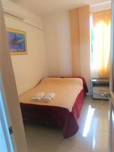 - une chambre avec un lit et 2 serviettes dans l'établissement Hostal Terito, à Puerto Baquerizo Moreno