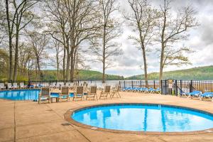 Πισίνα στο ή κοντά στο Community Perks and Deck Lake Harmony Townhome!