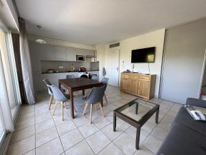 Gallery image of Appartement 321 avec deux chambres - LES SUITES DE ROBINSON - Résidence avec piscine en bord de Siagne, à Mandelieu-La-Napoule in Mandelieu-la-Napoule