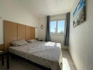 Appartement 321 avec deux chambres - LES SUITES DE ROBINSON - Résidence avec piscine en bord de Siagne, à Mandelieu-La-Napoule tesisinde bir odada yatak veya yataklar