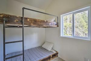 Galeriebild der Unterkunft Cabin with Hot Tub and Views 1 Mile to Alyeska Resort in Girdwood
