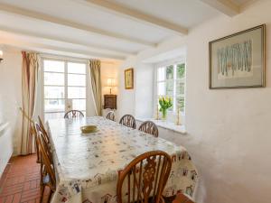 una sala da pranzo con tavolo e sedie di Agar Cottage a Port Isaac