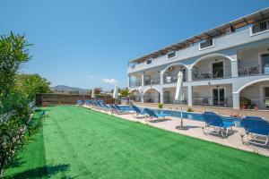 eine große Wiese vor einem Gebäude in der Unterkunft Brunswick Villa Units Party & Wedding Complex by "elite" in Laganas