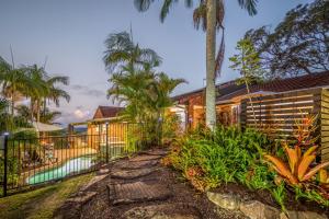 una casa con valla y piscina en The Hillside Retreat, en Mount Tamborine