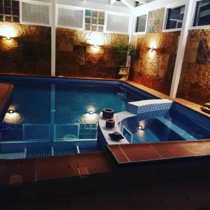 Bazén v ubytovaní Villa Rosa meravigliosa con piscina interna alebo v jeho blízkosti