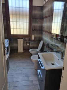 uma casa de banho com 2 WC e um lavatório em Appartamento Via Loreto em Pistoia