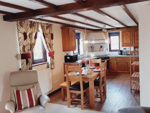 eine Küche mit Tisch und Stühlen in einem Zimmer in der Unterkunft Waggoners Cottage in Montgomery