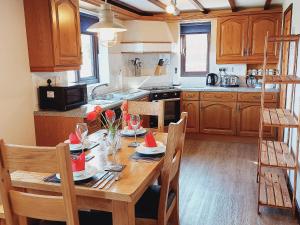 eine Küche mit einem Holztisch mit roten Rosen darauf in der Unterkunft Waggoners Cottage in Montgomery + 10 Fotos