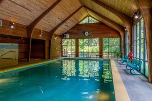 ein Pool in einem Haus mit einem großen Zimmer in der Unterkunft Whispering Woods Retreat in Sapphire