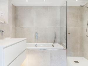 een badkamer met een bad en een glazen douche bij 3 Rose Cottages in St. Agnes  +25 foto's