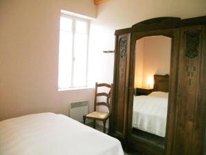 sypialnia z łóżkiem i komodą z lustrem w obiekcie Gîte Aurouer, 3 pièces, 4 personnes - FR-1-489-258 w mieście Aurouer