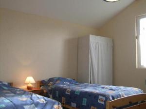 sypialnia z 2 łóżkami i oknem w obiekcie Gîte Aurouer, 3 pièces, 4 personnes - FR-1-489-258 w mieście Aurouer