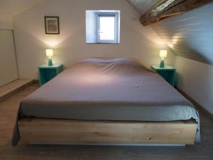 Un dormitorio con una cama grande con dos mesitas de noche. en Charmante maison près des Châteaux de la Loire, jardin, wifi - FR-1-381-371, en Athée-sur-Cher