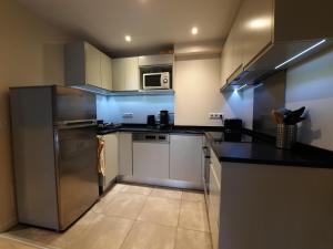 een keuken met een roestvrijstalen koelkast en een magnetron bij Appartement Bayonne, 3 pièces, 4 personnes - FR-1-239-736 in Bayonne