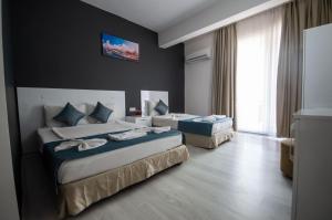 Postel nebo postele na pokoji v ubytování MOONBOW BEACH HOTEL